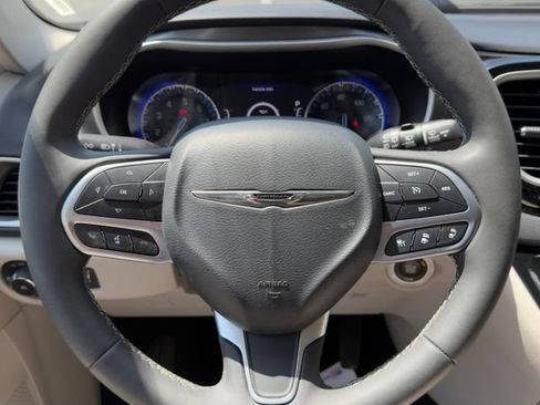 Used 2024 Chrysler Pacifica Touring-L FWD image 18