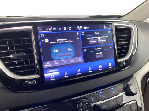 Used 2024 Chrysler Pacifica Touring-L image 28