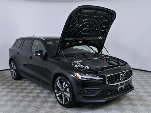 Certified 2025 Volvo V60 B5 Cross Country Plus image 34