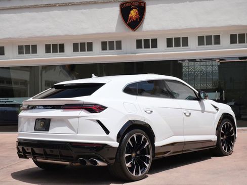 Used 2022 Lamborghini Urus AWD/4WD image 3