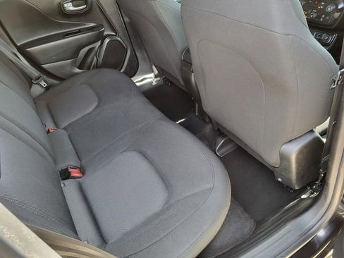 Used 2023 Jeep Renegade Latitude image 24