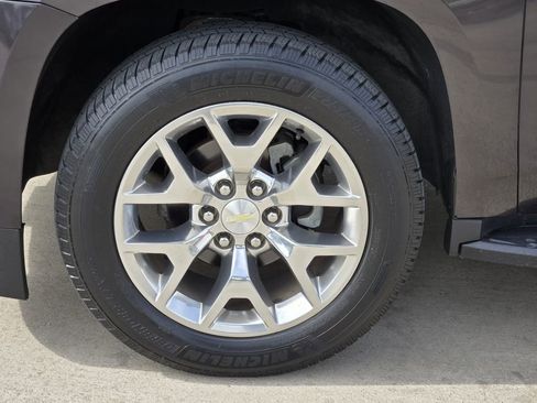 Used 2018 Chevrolet Suburban LS RWD image 7