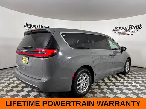 Used 2025 Chrysler Pacifica Select FWD image 6