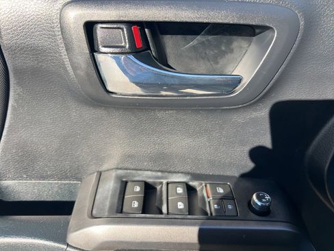 Used 2018 Toyota Tacoma TRD Sport image 28