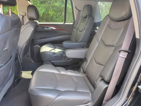 Used 2016 Cadillac Escalade Luxury AWD/4WD image 16