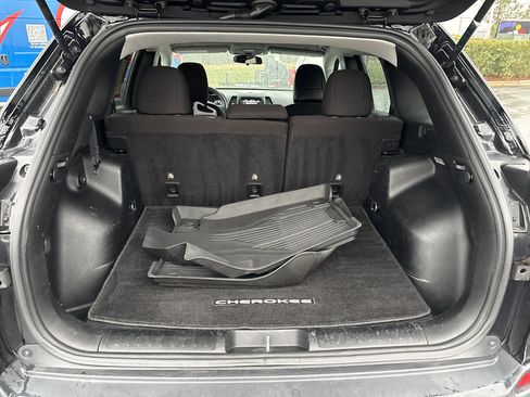 Used 2019 Jeep Cherokee Latitude w/ Popular Appearance Group image 34