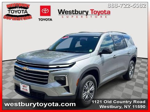 Used 2025 Chevrolet Traverse LT w/ Driver Confidence Package FWD image 3
