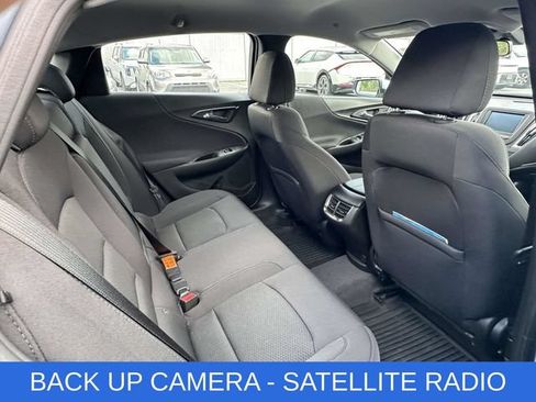 Used 2017 Chevrolet Malibu LT FWD image 3
