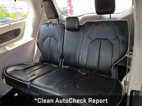Used 2023 Chrysler Pacifica Limited w/ Uconnect Theater Family Group FWD image 13