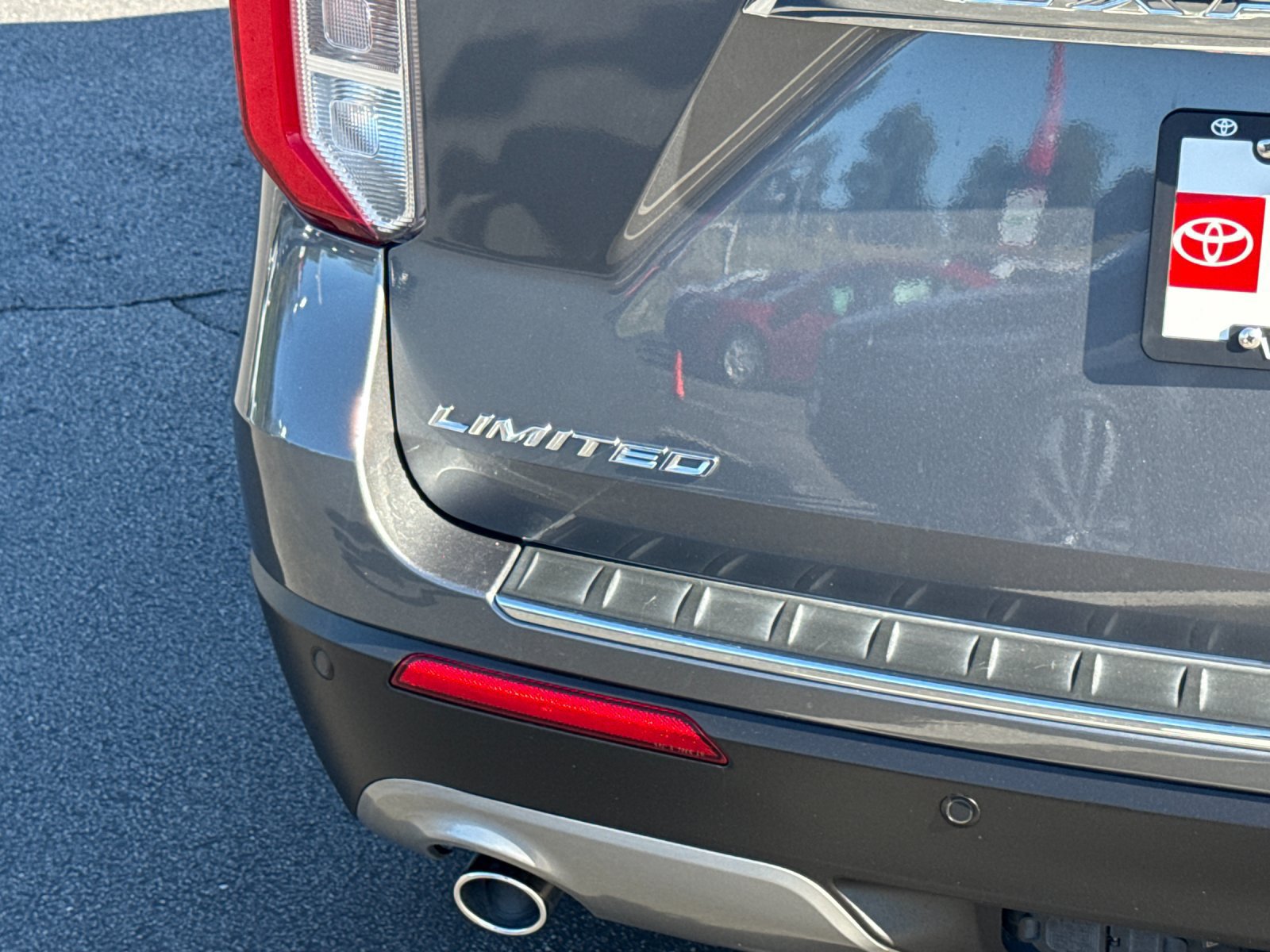 Used 2021 Ford Explorer Limited w/ Equipment Group 301A AWD/4WD image 21