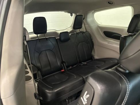 Used 2024 Chrysler Pacifica Touring-L image 14