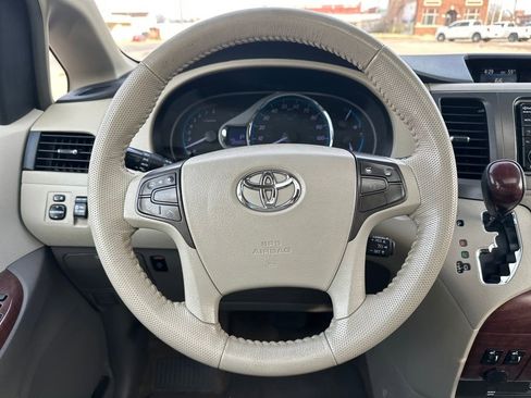 Used 2013 Toyota Sienna XLE w/ Entertainment Pkg image 15