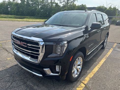 Used 2023 GMC Yukon XL SLT AWD/4WD image 2