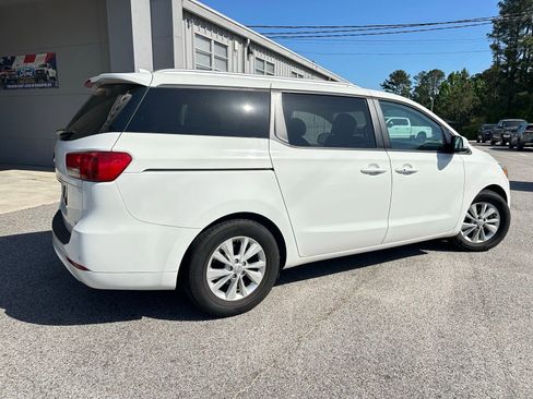 Used 2017 Kia Sedona LX w/ LX Essentials Premium Package image 4