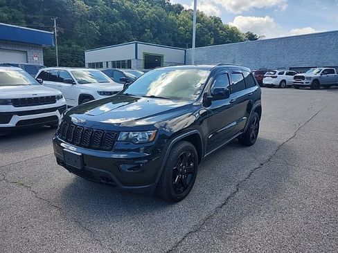 Used 2019 Jeep Grand Cherokee Laredo AWD/4WD image 3