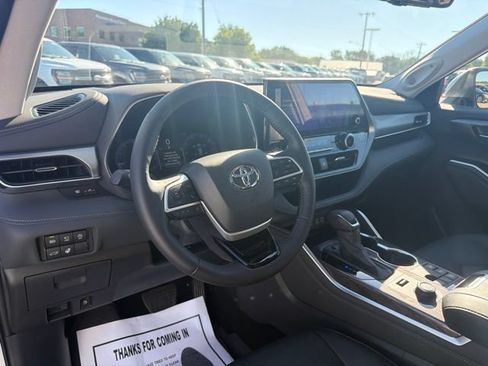 Used 2024 Toyota Highlander Platinum AWD/4WD image 24