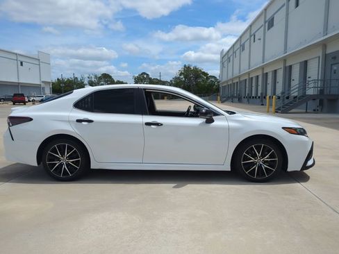 Used 2023 Toyota Camry SE image 4