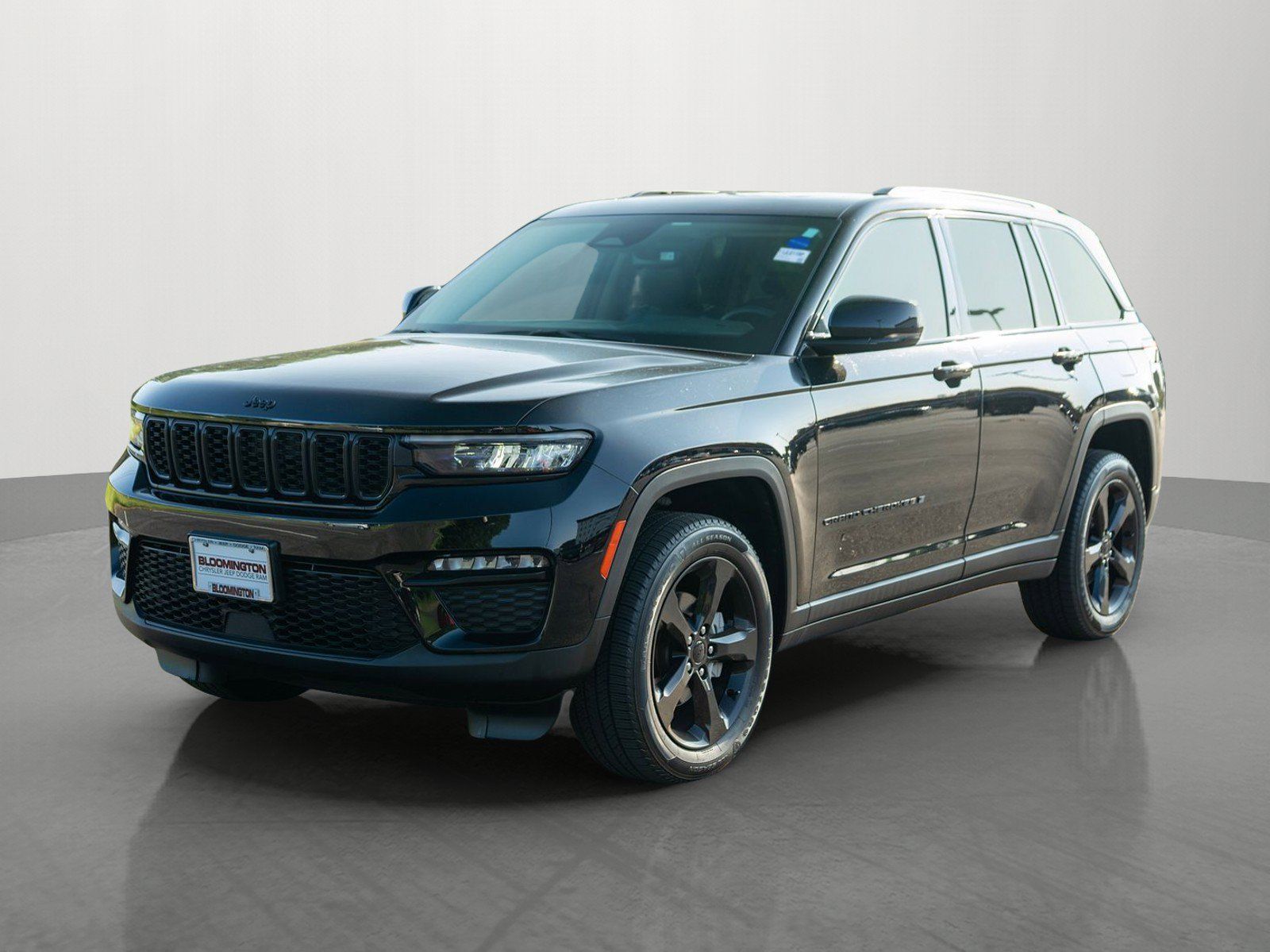 Used 2023 Jeep Grand Cherokee Limited w/ Black Appearance Package AWD/4WD image 3