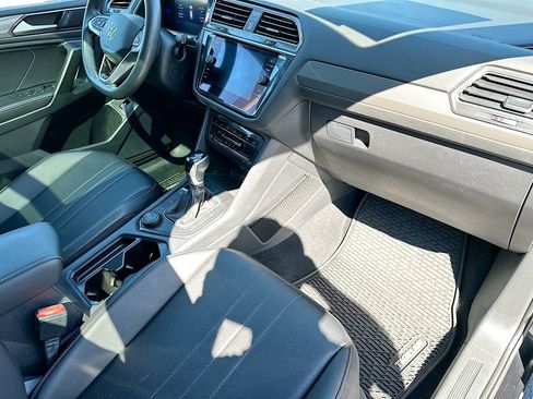 Used 2022 Volkswagen Tiguan SE w/ Panoramic Sunroof Package image 35