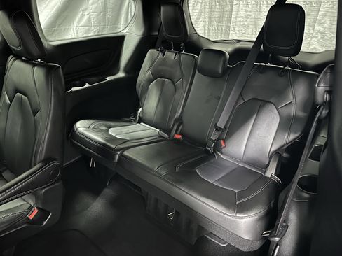 Used 2025 Chrysler Pacifica Select image 6