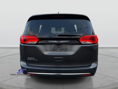 Used 2019 Chrysler Pacifica Touring-L image 4