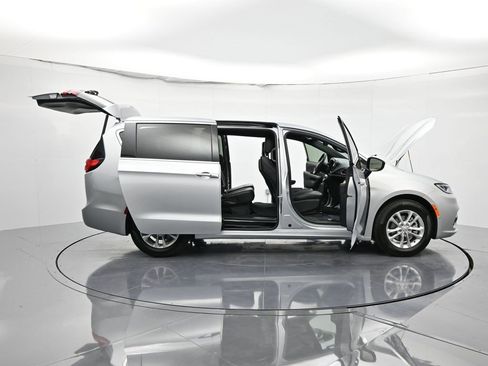 New 2026 Chrysler Pacifica Select image 45