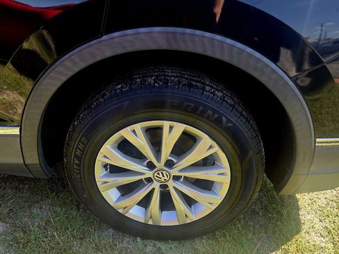Used 2018 Volkswagen Tiguan SE w/ Panoramic Sunroof Package FWD image 17