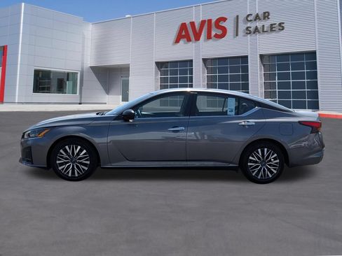Used 2025 Nissan Altima 2.5 SV FWD image 10