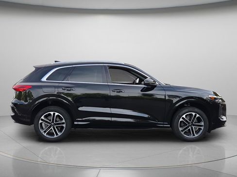 Certified 2025 Audi Q5 Premium w/ Convenience Package AWD/4WD image 8