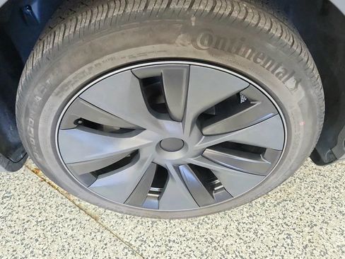 Used 2024 Tesla Model Y Long Range RWD image 31