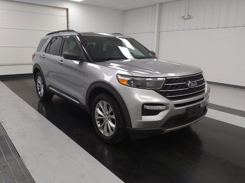Used 2020 Ford Explorer XLT w/ Equipment Group 202A AWD/4WD image 13