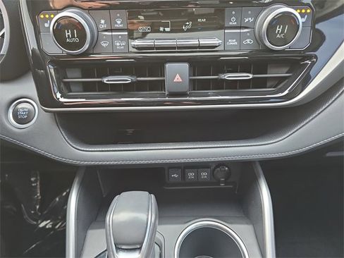 Used 2021 Toyota Highlander XLE image 28