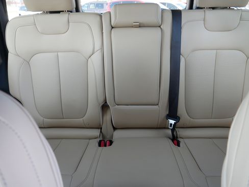 Used 2025 Jeep Grand Cherokee Limited w/ Luxury Tech Group II image 13