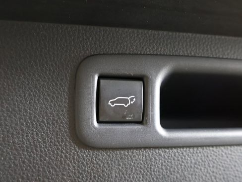 Used 2020 Toyota Highlander Limited image 22