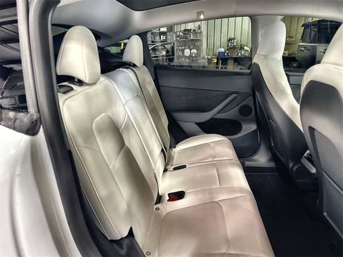 Used 2023 Tesla Model Y Performance image 31