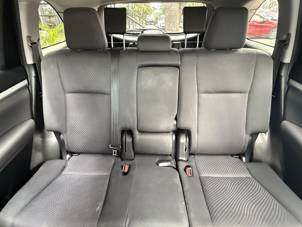 Used 2019 Toyota Highlander LE FWD image 15