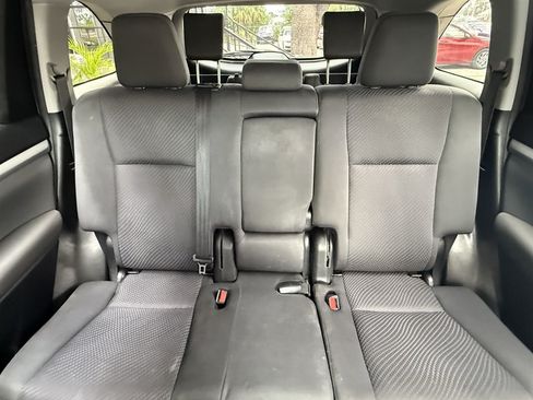 Used 2019 Toyota Highlander LE FWD image 15
