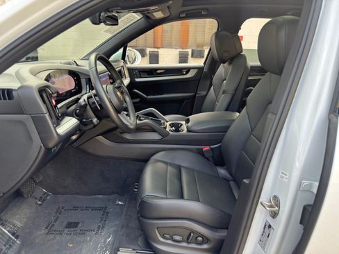 Used 2024 Porsche Cayenne AWD/4WD image 17