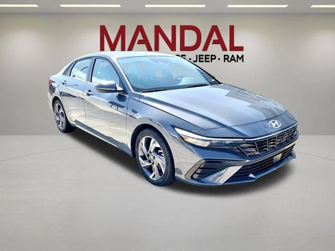 Used 2025 Hyundai Elantra SEL FWD image 3