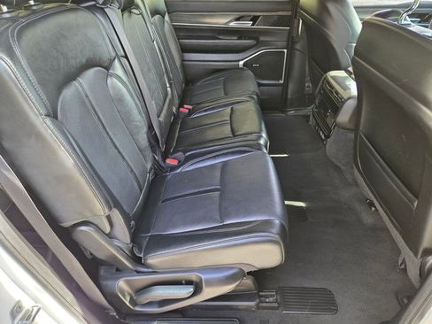 Used 2024 Jeep Wagoneer L Series II w/ Flexible Seating Group AWD/4WD image 18