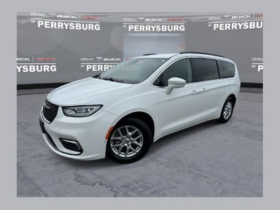 Used 2022 Chrysler Pacifica Touring-L w/ Uconnect Theater Family Group