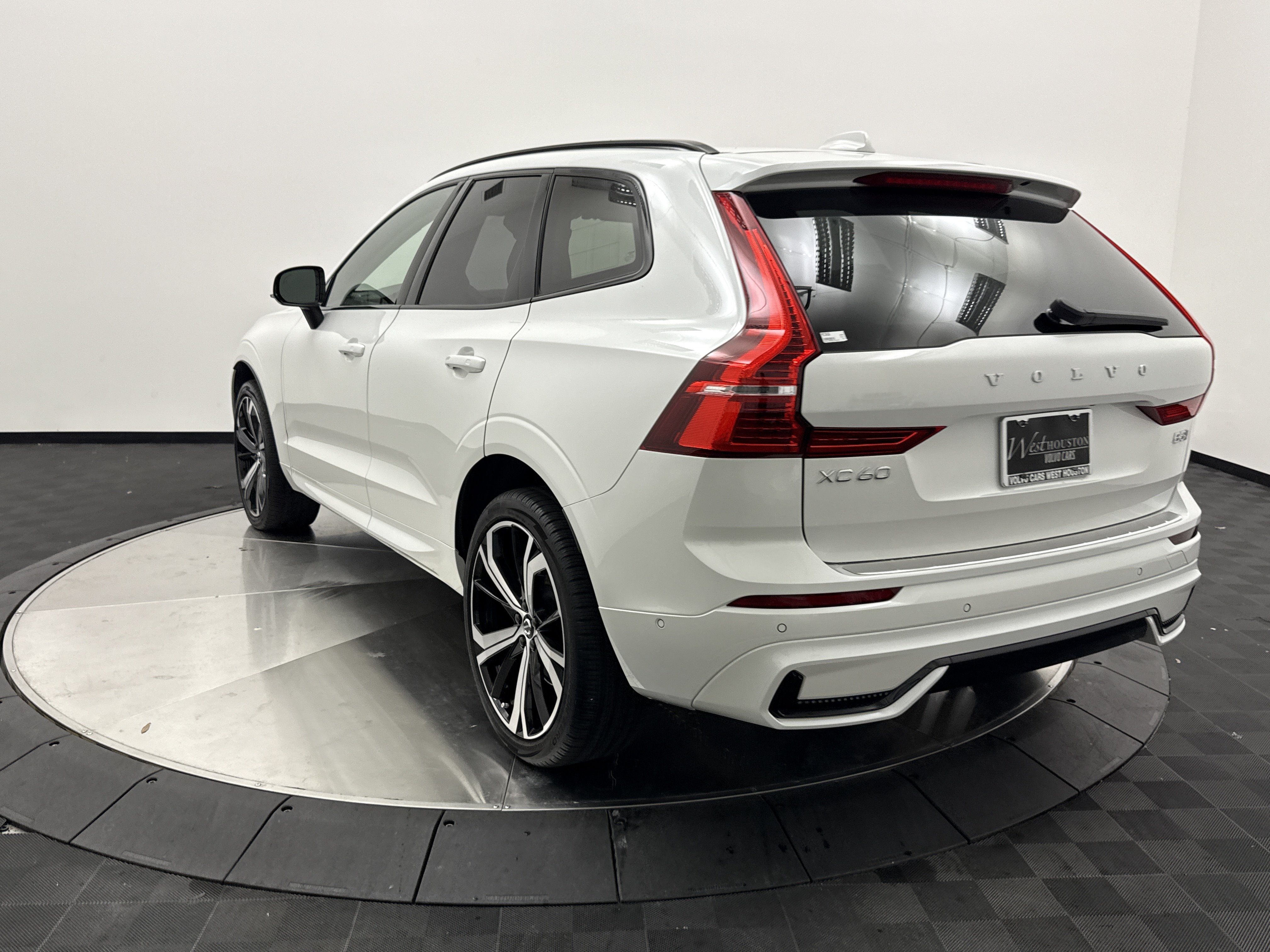 Used 2024 Volvo XC60 B5 Ultimate w/ Protection Package Premier AWD/4WD image 6