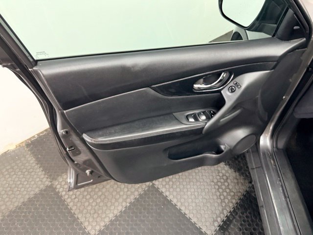 Used 2016 Nissan Rogue SL AWD/4WD image 16