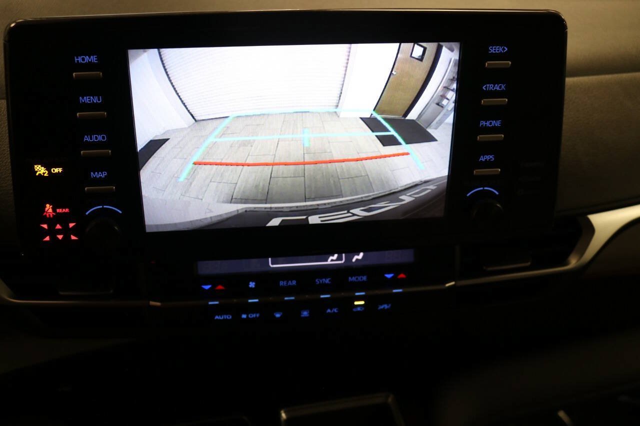 Used 2023 Toyota Sienna LE AWD/4WD image 34