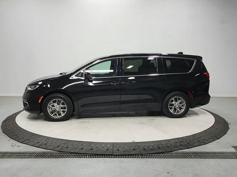 Used 2025 Chrysler Pacifica Select FWD image 4