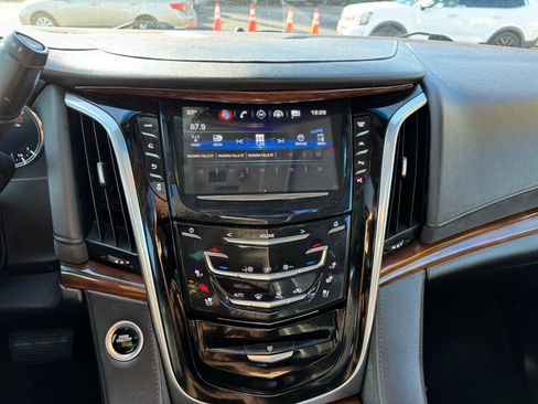 Used 2019 Cadillac Escalade Luxury image 23