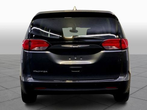 Used 2017 Chrysler Pacifica Touring image 4