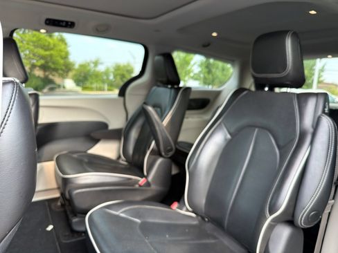 Used 2023 Chrysler Pacifica Limited FWD image 12
