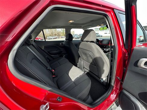 Used 2022 Hyundai Venue SEL image 17