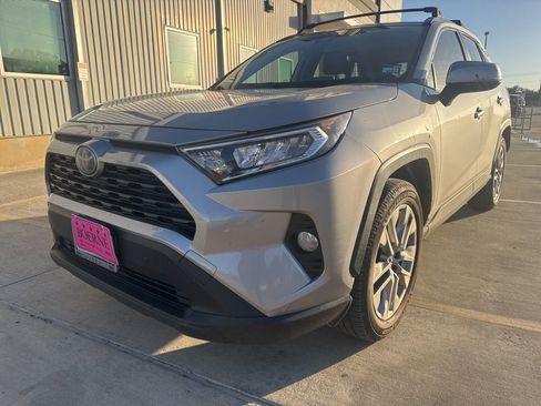 Used 2019 Toyota RAV4 XLE Premium image 3